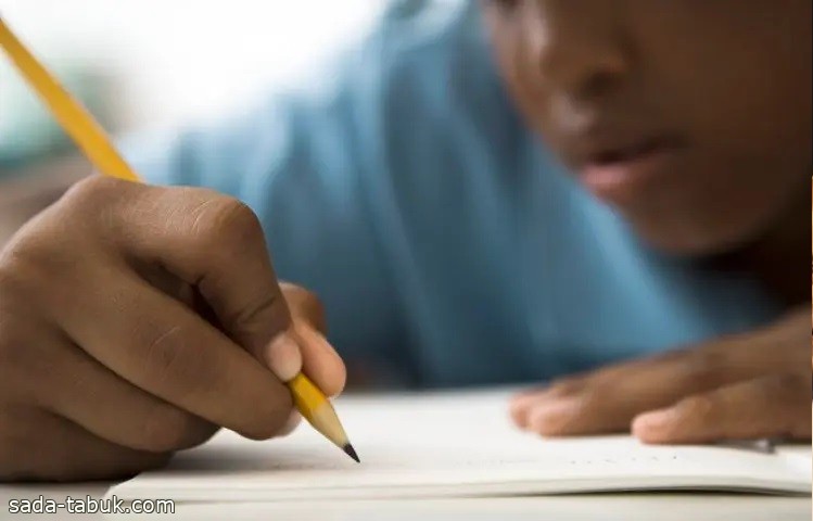 دراسة جديدة : الكتابة اليدوية تعزز تواصل الدماغ والتعلم