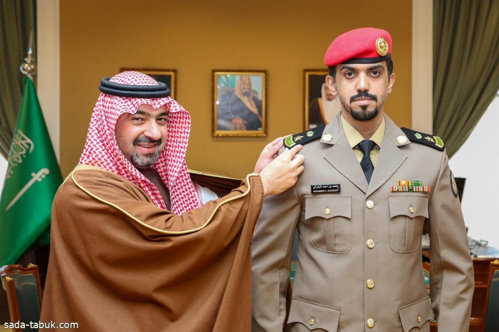 نائب أمير تبوك يقلد مساعد قائد أمن الإمارة رتبته الجديدة