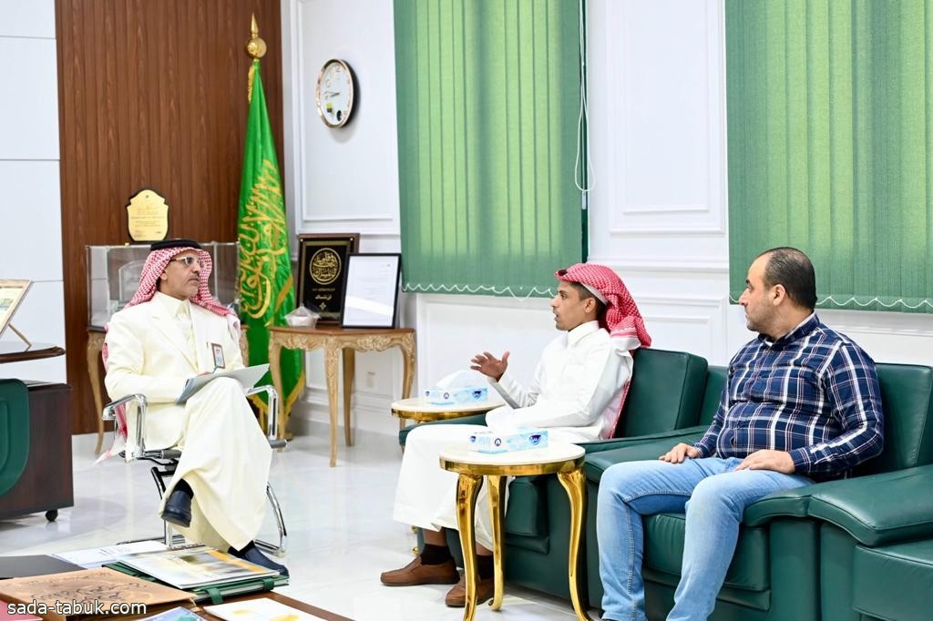 المشرف العام لمدارس الملك عبدالعزيز النموذجية يلتقي مدير مكتبة جرير ويكرم عدداً من الطالبات