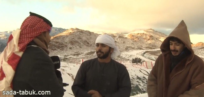 بالفيديو .. زائر إماراتي : قطعت "3800" كيلو للاستمتاع بتساقط الثلوج على جبل اللوز