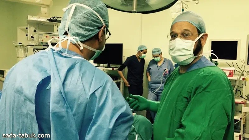 تكريم طبيب سعودي بعد إجراء أكثر من 2000 عملية تصحيح الجنس