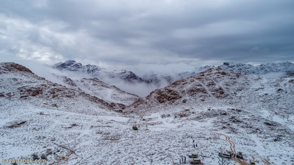 تساقط الثلوج الخفيفة على أجزاءٍ من مرتفعات منطقة تبوك "علقان- الظهر- جبل اللوز"