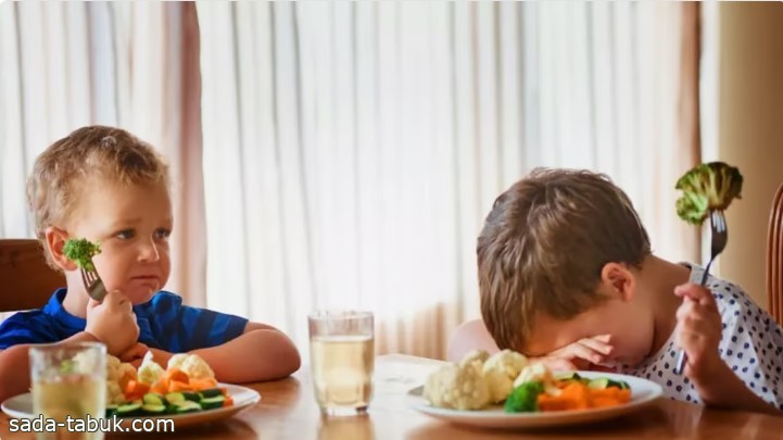 كيف تتعاملين مع طفلك الانتقائي في طعامه؟.. نصائح بتوقيع "الصحة"