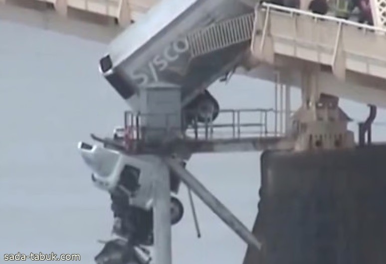 فيديو .. لقطات مرعبة لعملية إنقاذ دراماتيكية لسائق من شاحنة تتدلّى من جسر في أمريكا