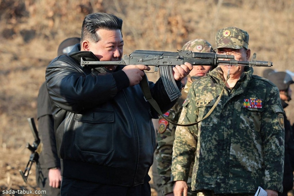 حاملاً بندقية .. زعيم كوريا الشمالية يطالب جيشه بتكثيف التدريبات الحربية