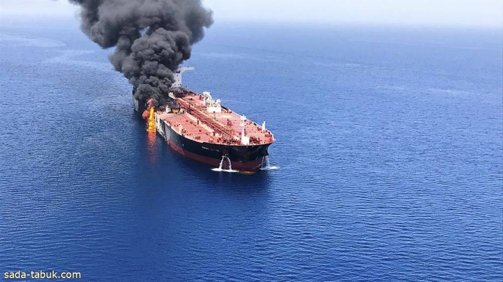 قصف مواقع حوثية بالحديدة.. هيئة بريطانية ترصد انفجاراً بمحيط سفينة بالبحر الأحمر