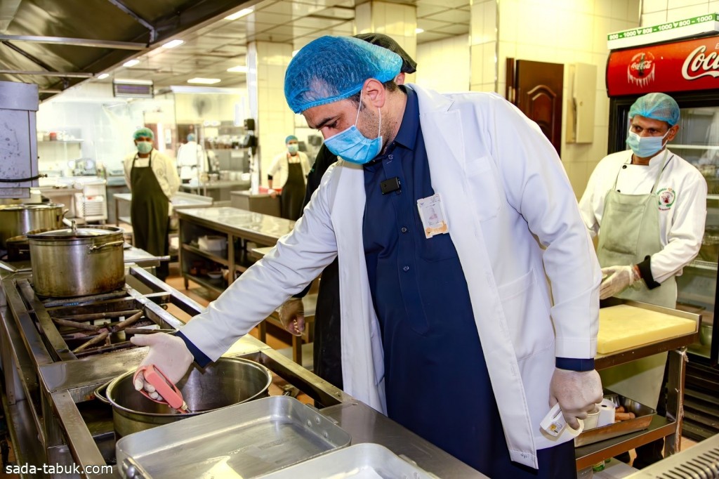 مختبر صحة البيئة بأمانة تبوك يكثف جولاته الرقابية على أسواق اللحوم والأسماك والفاكهة ومنافذ بيع الأطعمة في رمضان