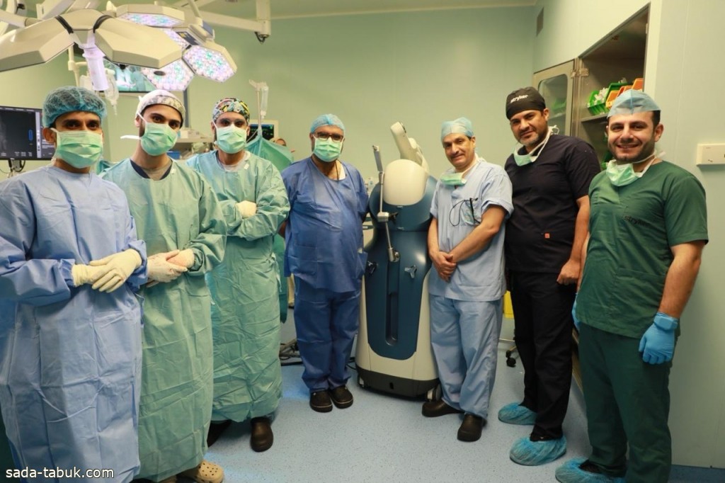 مجمع الملك عبدالله الطبي في جدة ينجح في إجراء عملية جراحية نوعية لسبعينية عبر تقنية الروبوت والذكاء الاصطناعي
