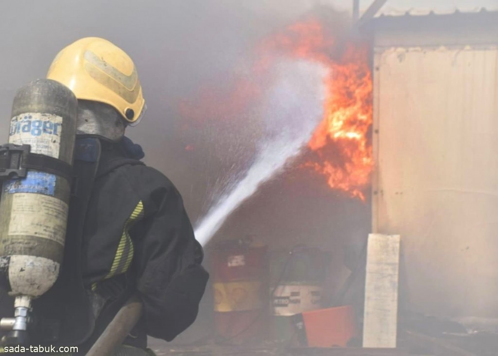 الدفاع المدني بجدة يخمد حريقًا في مستودع دون إصابات