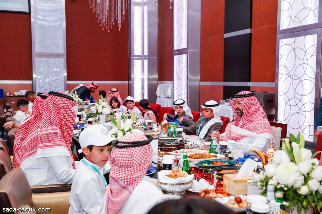 نائب أمير منطقة تبوك يشارك أبناءه الأيتام  إفطارهم