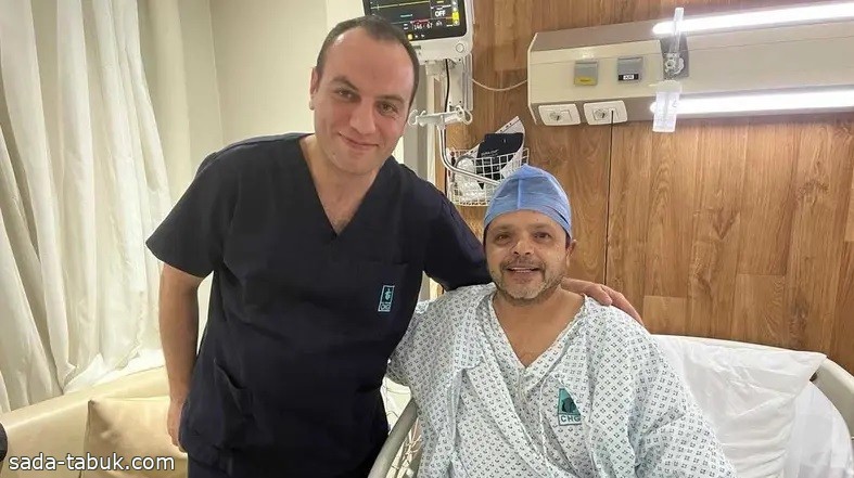 طبيب محمد هنيدي يطمئن جمهوره بصورة من المستشفى