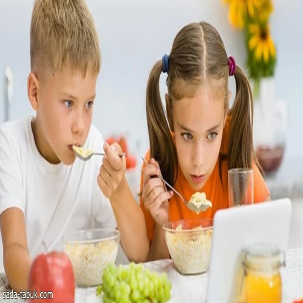 دراسة حديثة: هذه عواقب مشاهدة الأطفال للتلفزيون والهاتف أثناء تناول الطعام!
