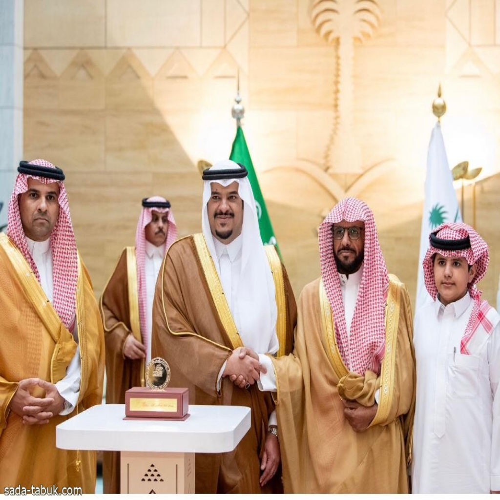 نائب أمير الرياض يسلم رجل الأعمال علي المويعزي جائزة المركز الثاني في مهرجان الملك عبدالعزيز للإبل