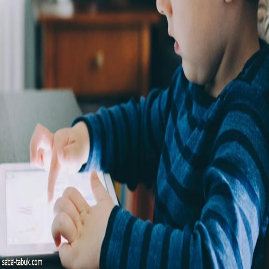 "صحي تبوك" يحذّر من تعويد الأطفال على استخدام الأجهزة الإلكترونية أثناء الأكل