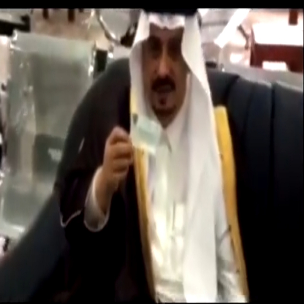 شاهد: ردة فعل أمير الرياض لـ"موظف الأحوال المدنية" أثناء إصداره هويته الوطنية