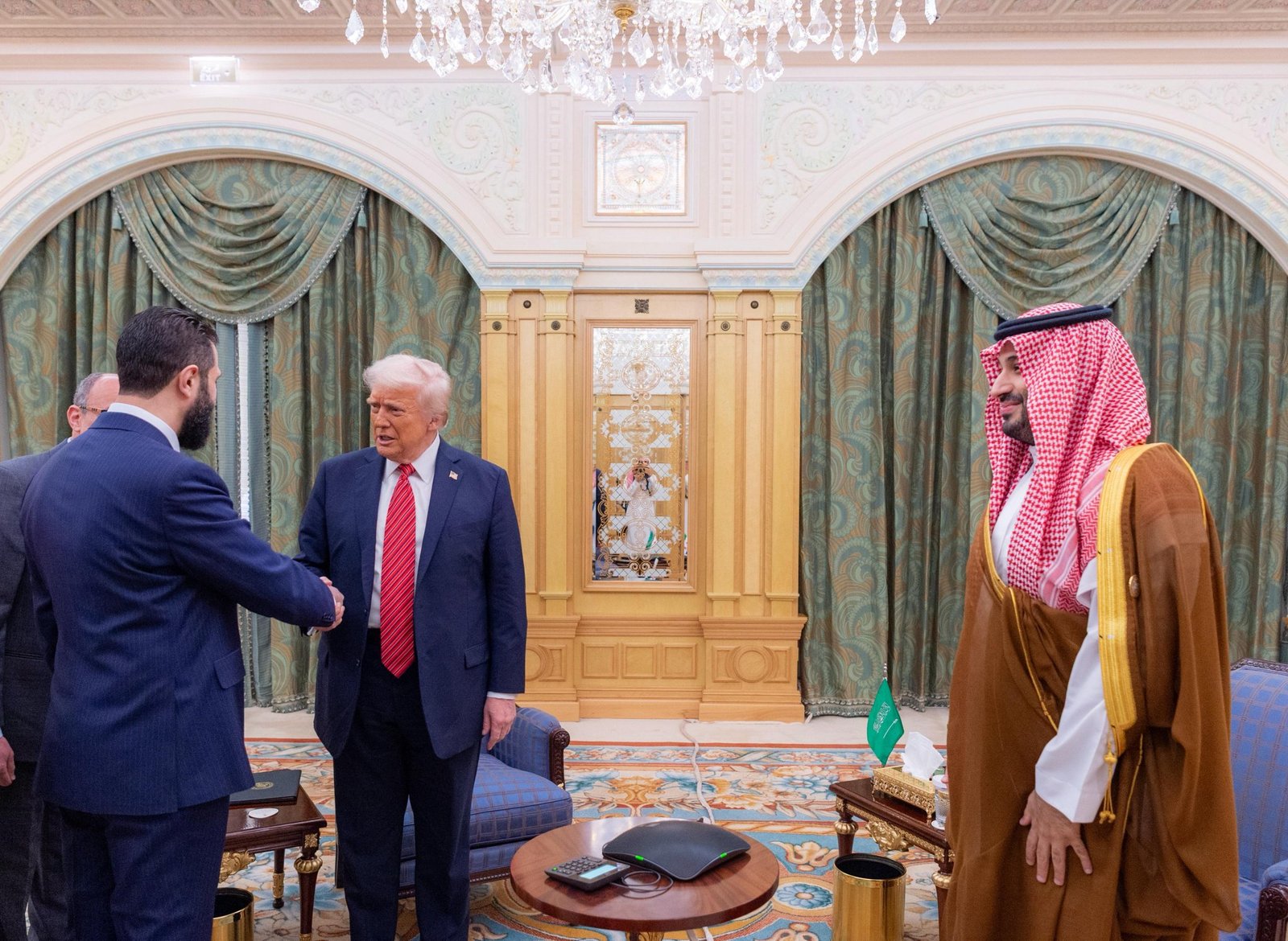 ولي العهد وترامب والشرع يعقدون لقاءً حول مستقبل الأوضاع في سوريا