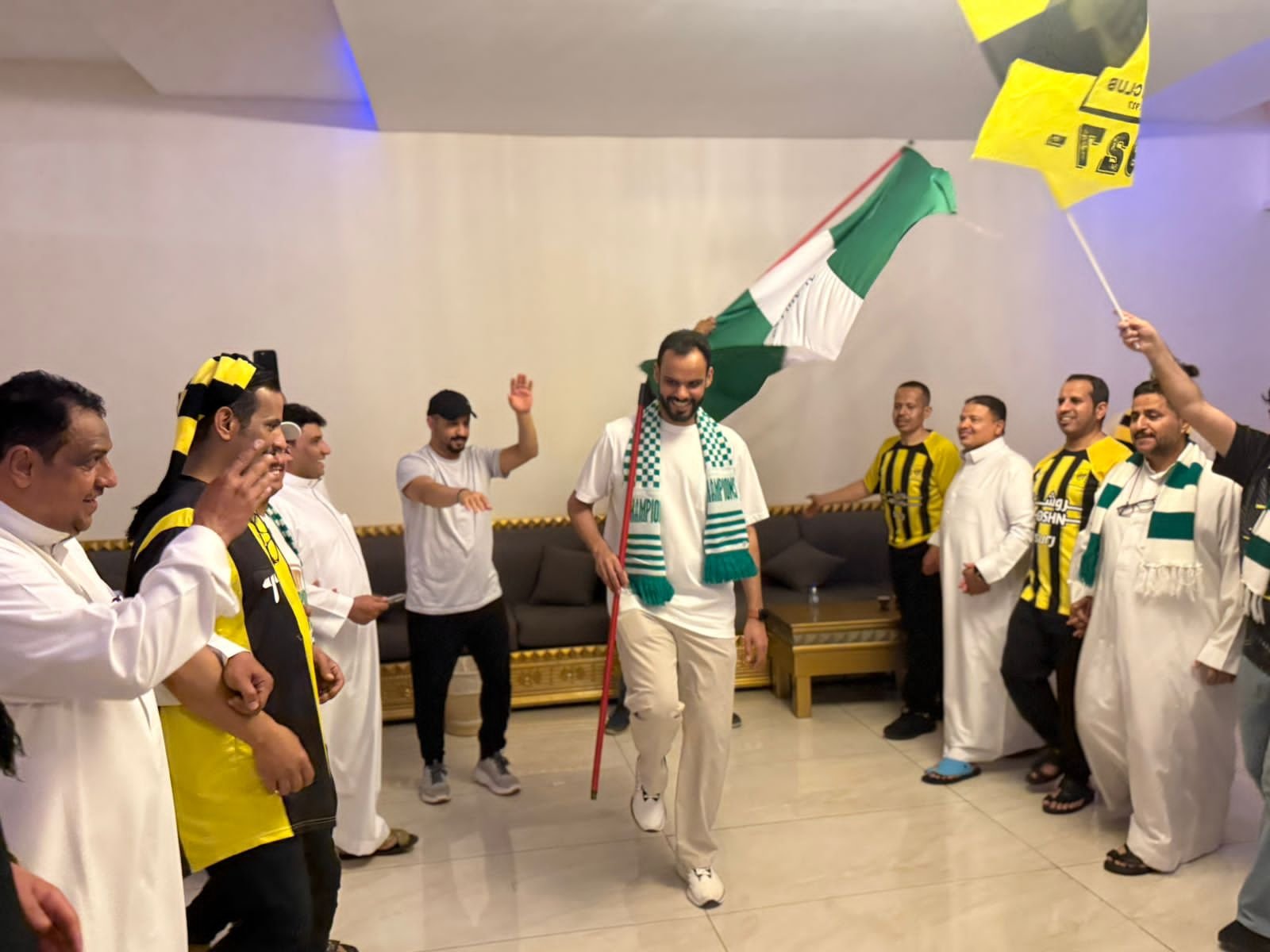 أهلاويون وإتحاديون يحتفلون سوياً بكأس النخبة الآسيوية وكأس الدوري