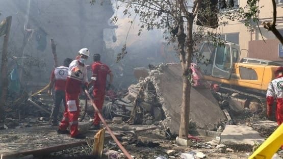 الاحتلال يوسع ضرباته داخل إيران ويلوح بـ”حرق طهران”