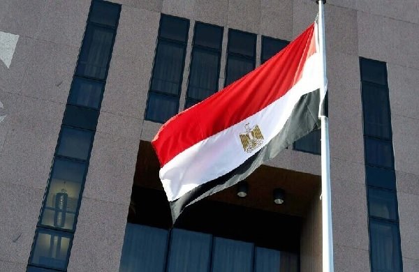 مصر تدعو إلى وقف النار واستئناف مفاوضات النووي الإيراني