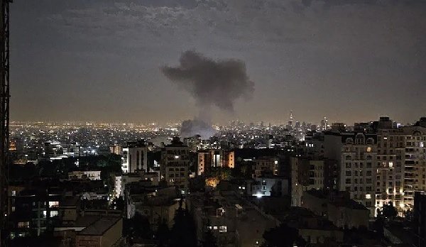 إعلام إيراني: ضربتان إسرائيليتان تهزان طهران إحداهما قرب السفارة العراقية