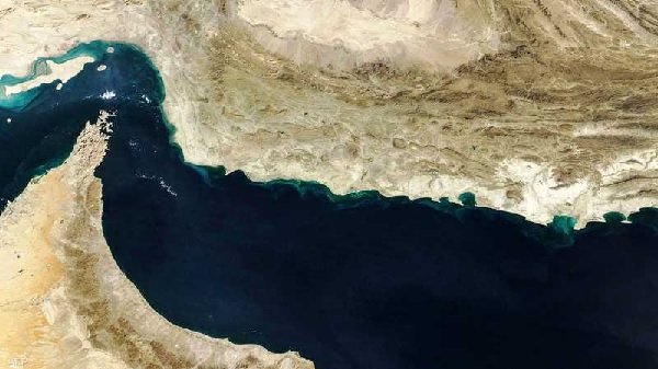 تصعيد إيراني بعد الضربات الأمريكية.. البرلمان يقر إغلاق مضيق “هرمز”