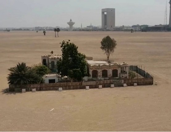 فيديو| منزل وحيد يصمد وسط أنقاض “الهنداوية” بجدة.. والسبب يثير الإعجاب