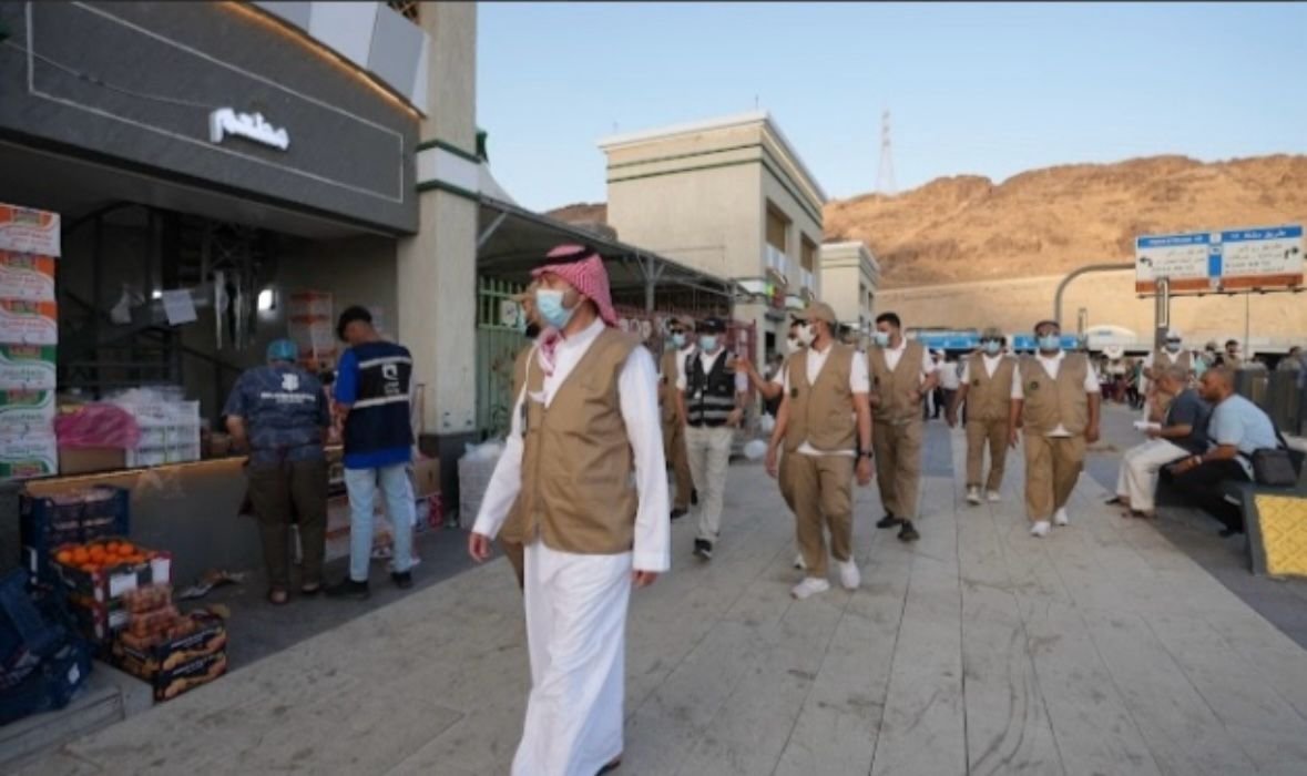 ضمن حملة وطهّر بيتي.. متطوعون يشاركون في الرقابة على المنشآت التجارية بمشعر منى