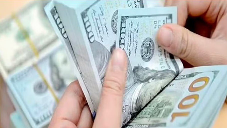 الدولار يتراجع إلى أدنى مستوى في 6 أسابيع