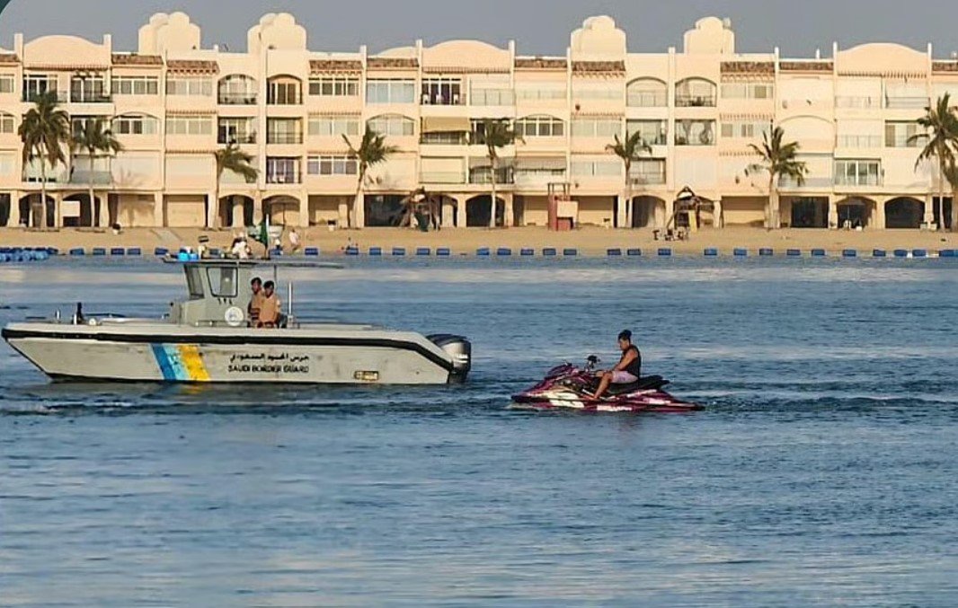 مكة.. إنقاذ مواطن تعطلت واسطته البحرية في عرض البحر