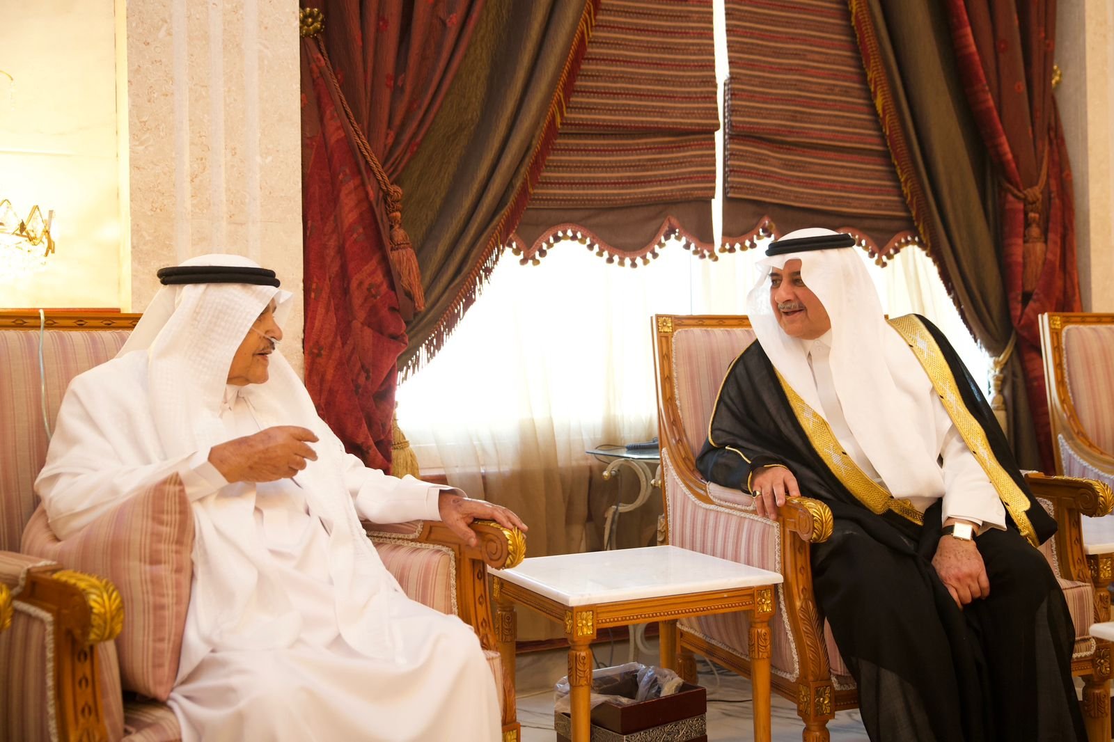 أمير تبوك يزور الشيخ أحمد الخريصي في منزله