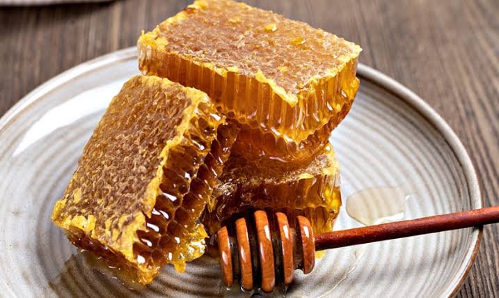 شمع العسل.. سر النحل الذهبي لصحة القلب والكبد والبشرة